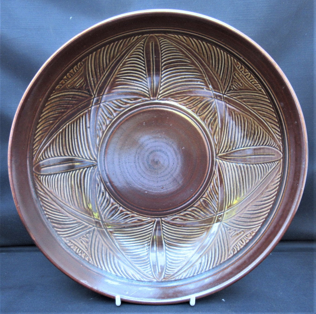 Doulton Lambeth salt glazed stoneware dish by Agnete Hoy, 1952-1956