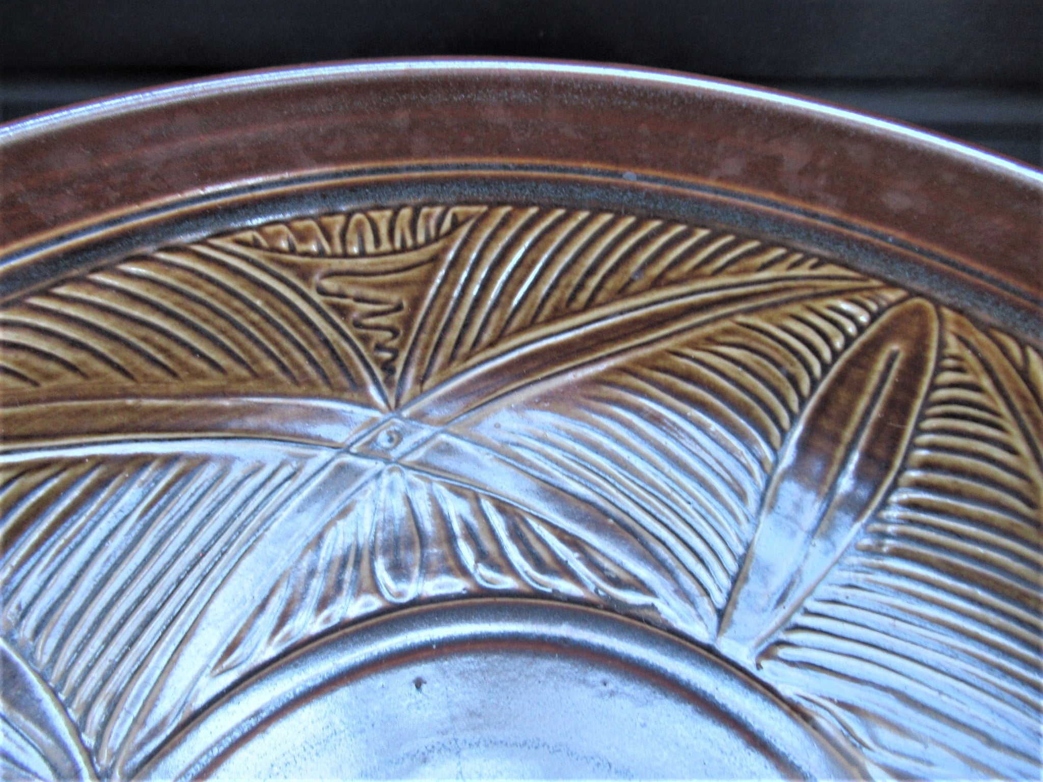 Doulton Lambeth salt glazed stoneware dish by Agnete Hoy, 1952-1956