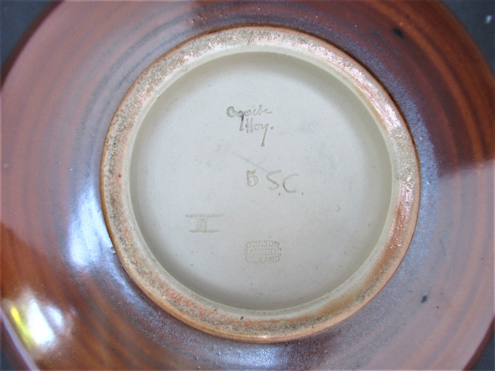 Doulton Lambeth salt glazed stoneware dish by Agnete Hoy, 1952-1956