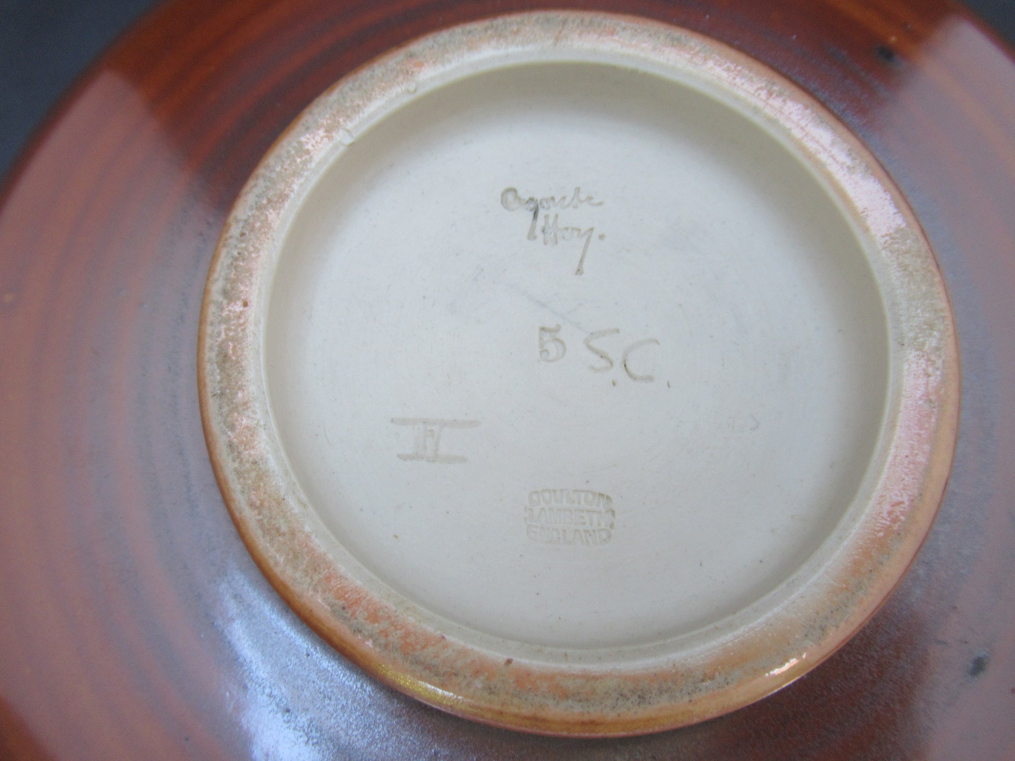 Doulton Lambeth salt glazed stoneware dish by Agnete Hoy, 1952-1956