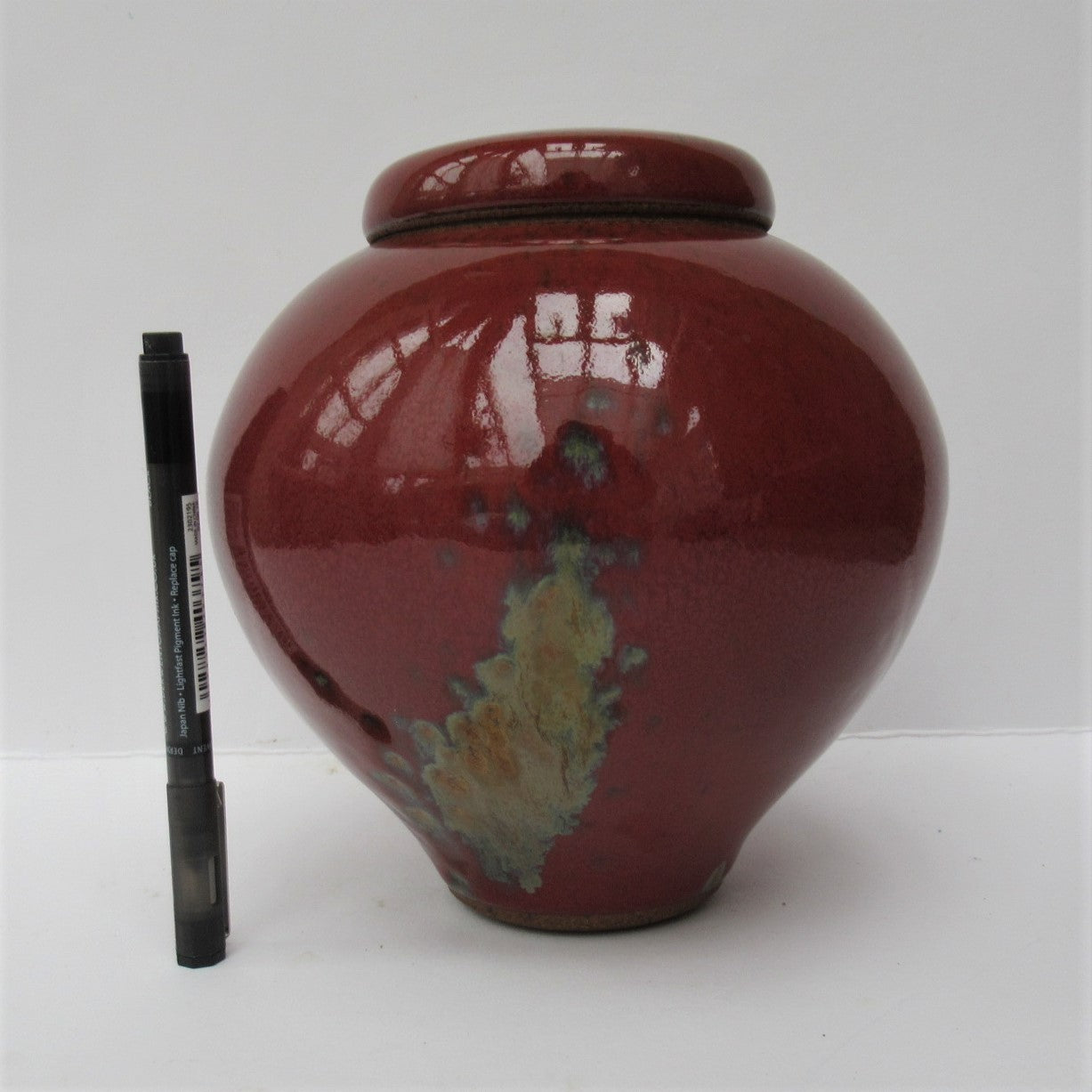 Peter Sparrey studio pottery stoneware sang-be boeuf glazed jar and cover, c1990