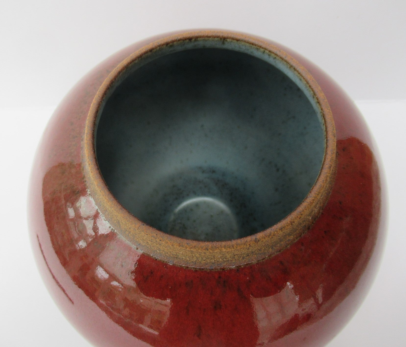 Peter Sparrey studio pottery stoneware sang-be boeuf glazed jar and cover, c1990