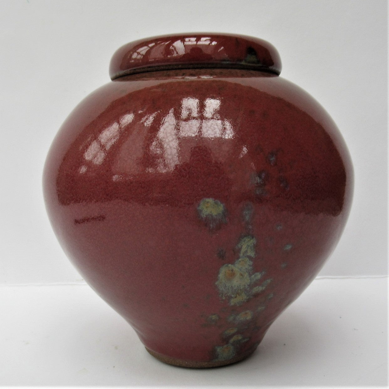 Peter Sparrey studio pottery stoneware sang-be boeuf glazed jar and cover, c1990
