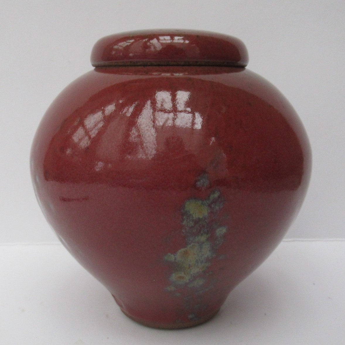 Peter Sparrey studio pottery stoneware sang-be boeuf glazed jar and cover, c1990
